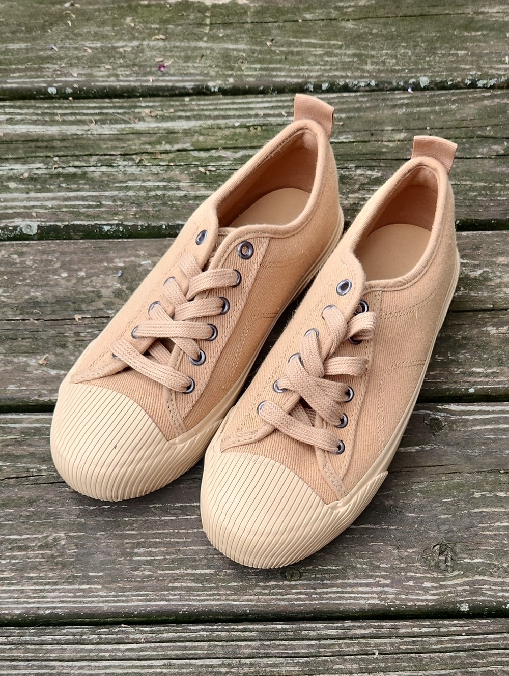 Universal Thread Beige Canvas Sneakers, Size 8